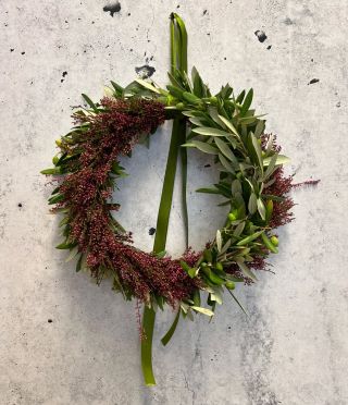 Přijímám objednávky na podzimní věnce 🍂🍁 Tento krasavec z olivovníku a vřesu má průměr 30cm, je vyroben technikou věnec ve...