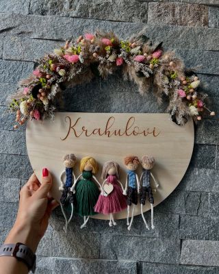 👨‍👩‍👧‍👦 Makramé rodinka plná lásky a uzlíků 🧶✨ Ručně vyrobená srdcem, každá postavička symbolizuje jedinečnost a propojení...