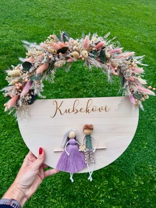 ✨ Nejnovější macramé rodinka na přání je hotová🤗 Je úžasné vidět, jak z obyčejného provázku vznikne něco, co může ve vašem...